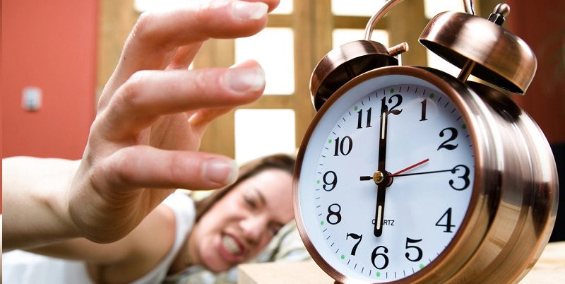 دختری که با حرص به سمت ساعت هجوم می‌برد