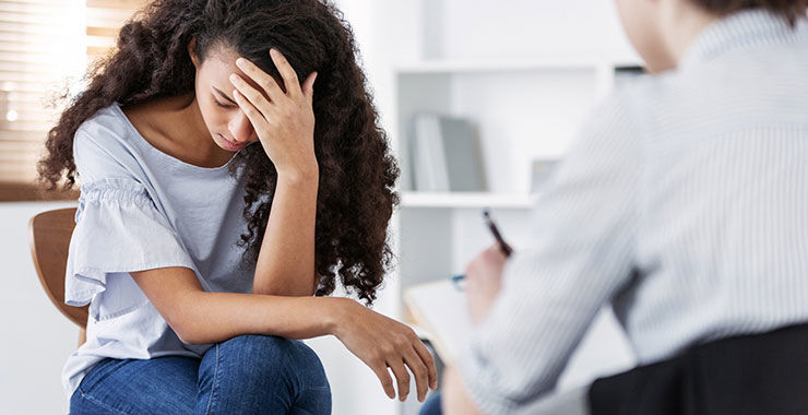 دختری که برای اختلالش به دکتر مراجعه کرده است