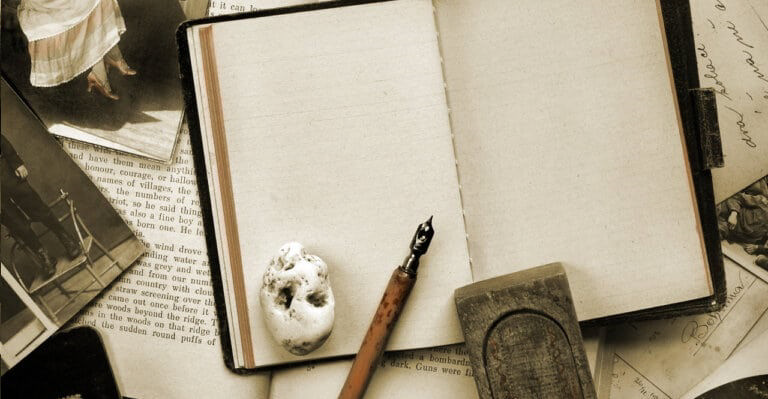 یک دفتر خالی و یک قلم برای نوشتن داستان