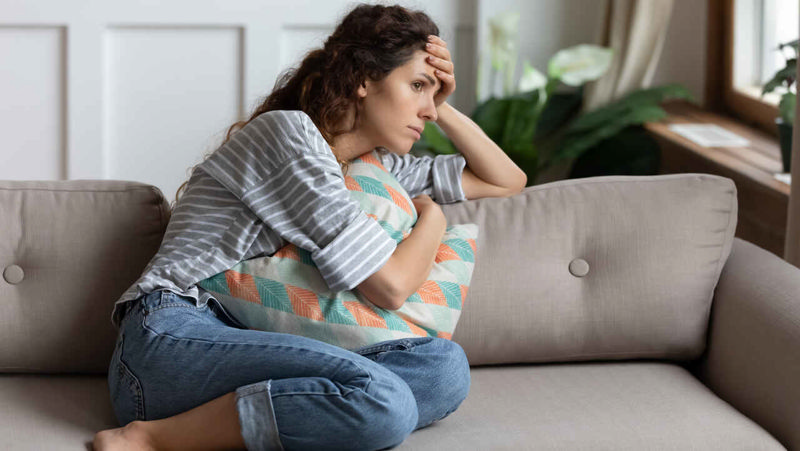 خانمی که بر اثر اختلال استرس پس از سانحه دچار افسردگی شده است