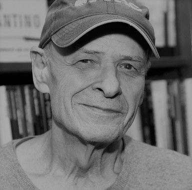 تیم اوبراین، نویسندهٔ کتابِ آنچه با خود حمل می‌کردند