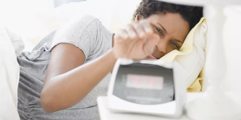 دختری که از صبح بیدار شدن ناراضی به‌نظر می‌رسد