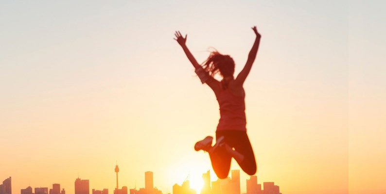 دختری که از خوشحالی به آسمان پریده است