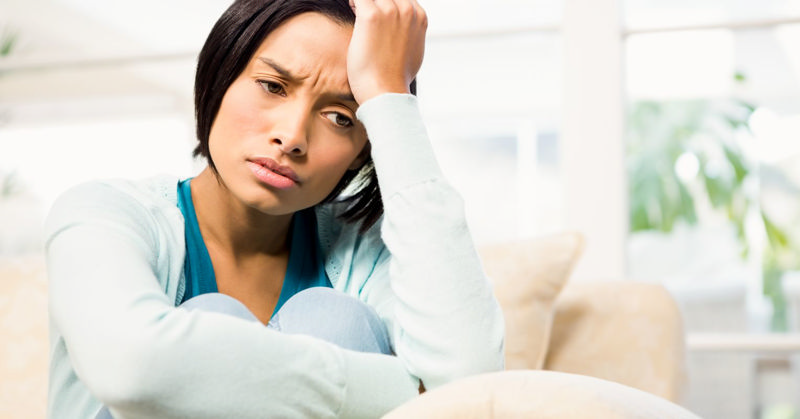 زنی که به دلیل ابتلا به اختلال دچار اضطراب و افسردگی شده است