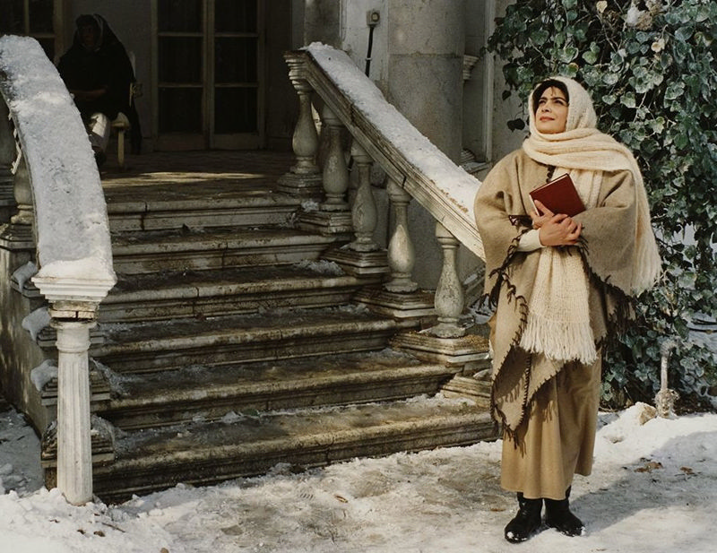 بیتا فرهی ایستاده پایین پله‌ها در صحنه‌ای از فیلم بانو