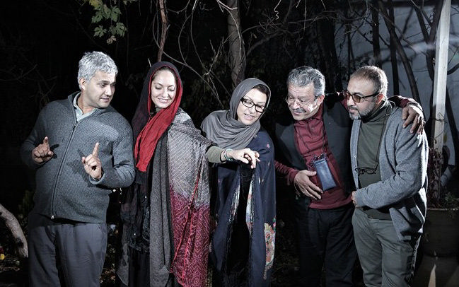 جمع بازیگران در صحنه‌ای از فیلم چه خوبه که برگشتی