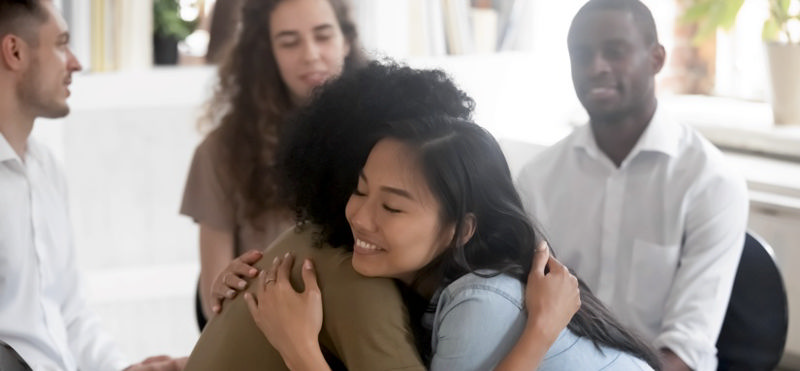 دو دختر که همدیگر را در جهت حمایت عاطفی در آغوش گرفته‌اند.