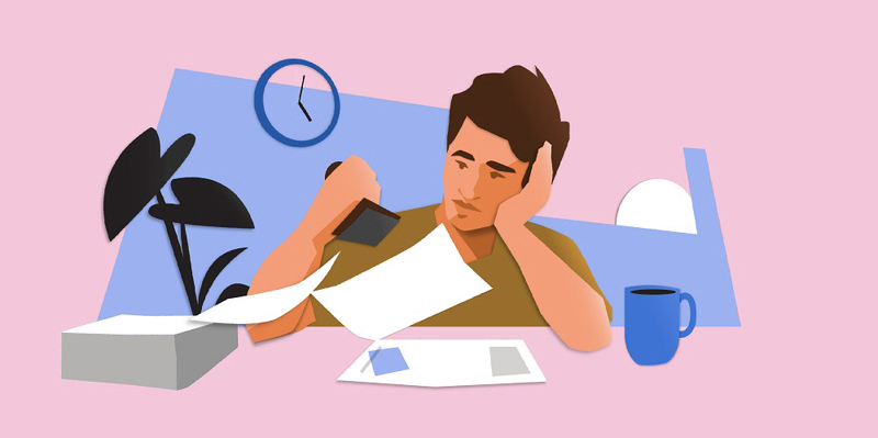 مرد جوانی که با بی‌حوصلگی پشت میز نشسته است