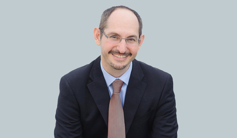 اگی اُگاس نویسندهٔ کتاب اسب سیاه