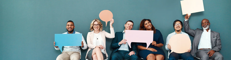 چند زن و مرد که حباب‌های مکالمه را به دست گرفته‌اند.