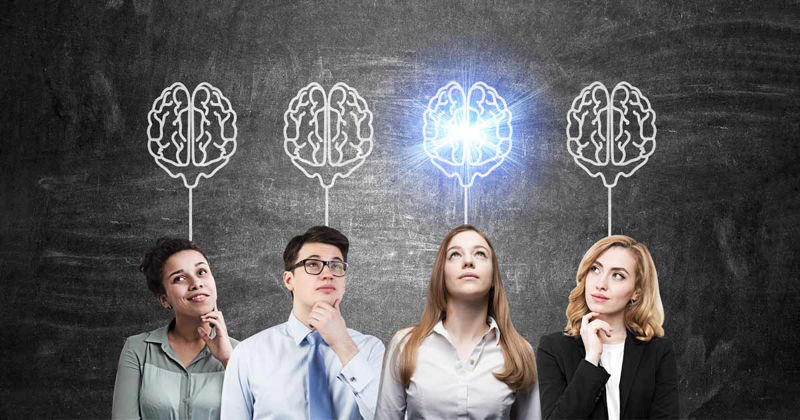 سه زن و یک مرد که تصویر مغز بالای سرشان با گچ کشیده شده است و یکی از مغزها درخشان است