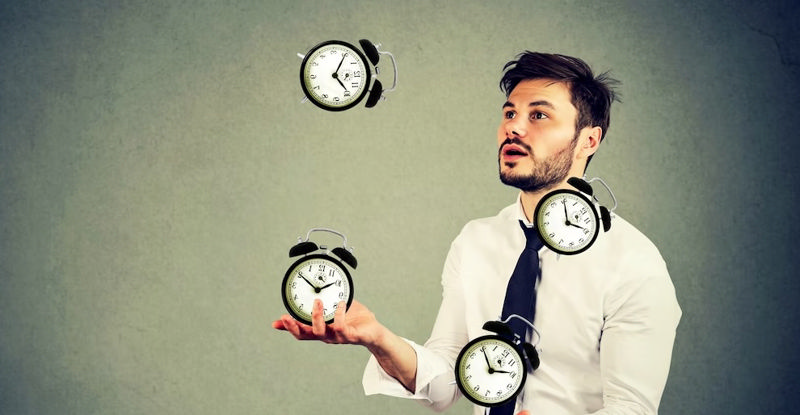 مردی که ساعت‌های کوکی را در دستش می‌چرخاند