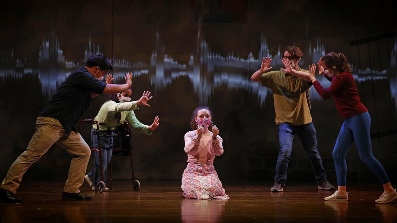 صحنه تئاتر و چند بازیگر در حال اجرا