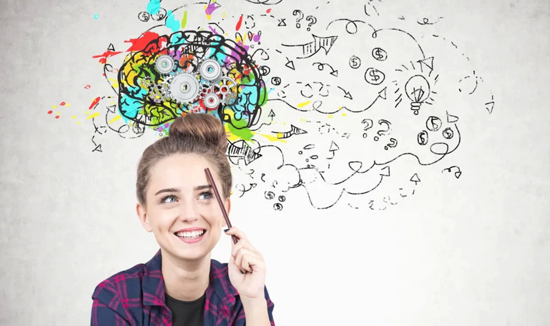 دختری که مدادی به پیشانی خود فشار داده و به دنبال خلاقیت و خلق کردن است