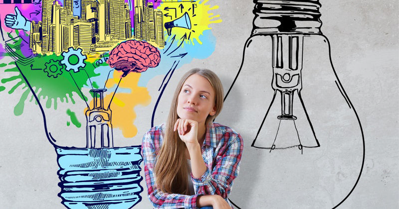 زنی که روبه‌روی دیواری نقاشی شده نشسته است