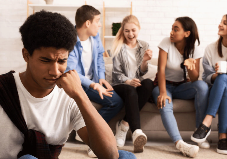 پسری ناراحت که حس میکند نمیتواند با دوستانش ارتباط برقرار کند