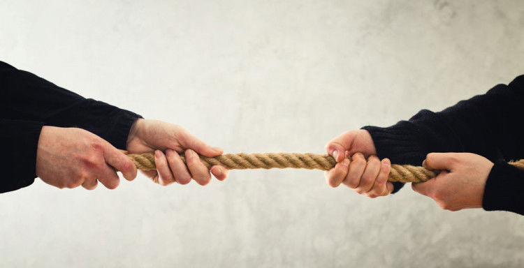 دو دست در حال کشیدن یک طناب