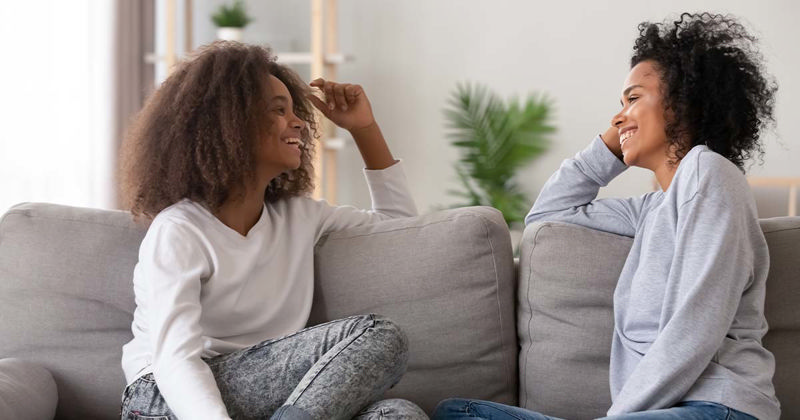 دو زن در حال مکالمه و خندیدن