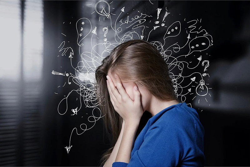 دختری که از اضطراب صورت خود را پوشانده است