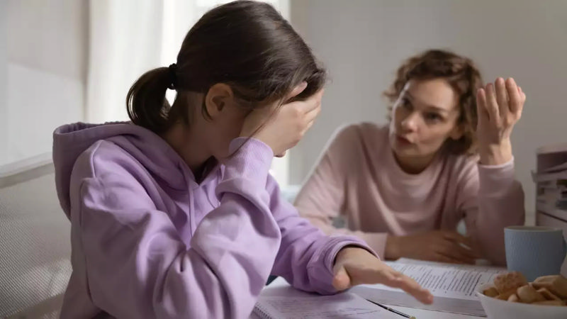 زنی کنترل‌گر که سعی دارد همه چیز را به دخترش دیکته کند