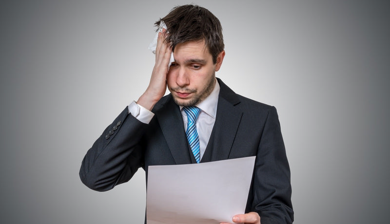 مردی که به‌خاطر ترس از سخنرانی با دستمال کاغذی عرق خود را تمیز می‌کند