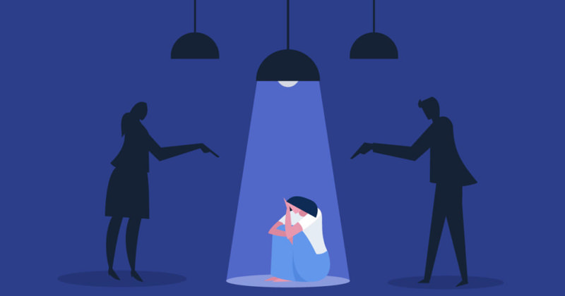 کارتونی از دو والدین سمی که با هم دعوا می‌کنند و دختری که با ناراحتی روی زمین نشسته است