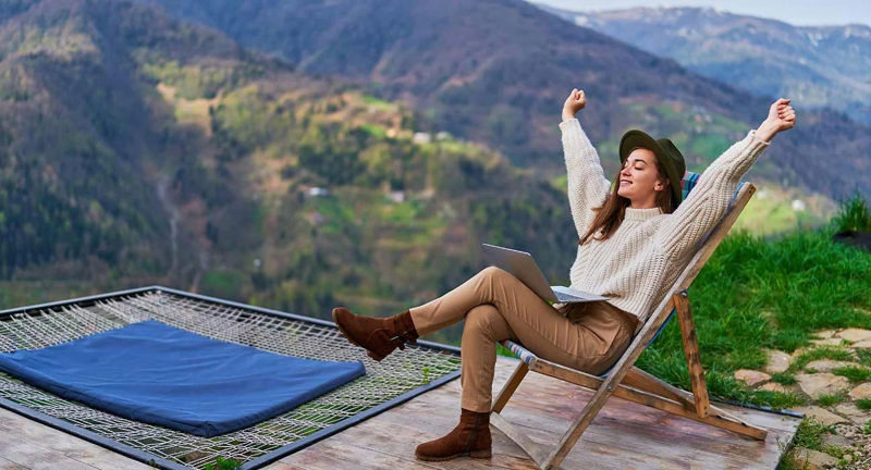 دختری که بر بالای کوه به آرامش و آسایش رسیده است