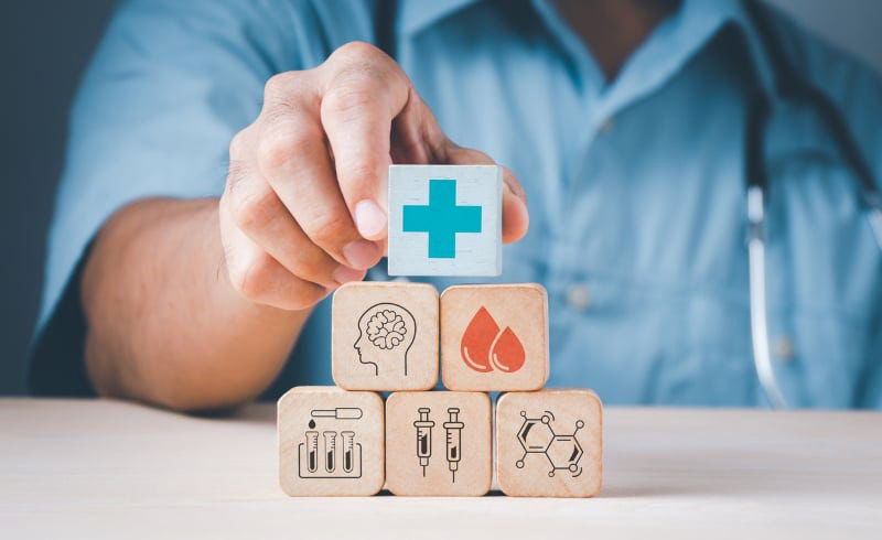 کتاب افسانه‌ی عادی‌بودن به 33 فصل، یک مقدمه و پنج بخش تقسیم شده است. 