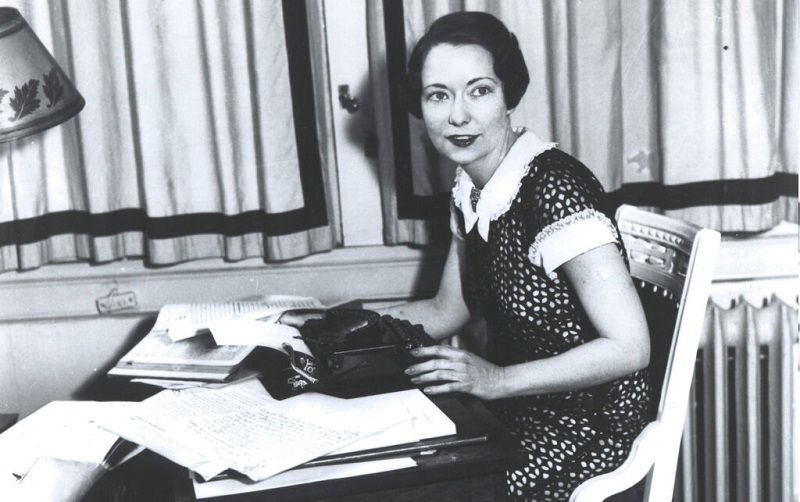 تصویر معروف مارگارت میچل در مقابل دستگاه تایپش