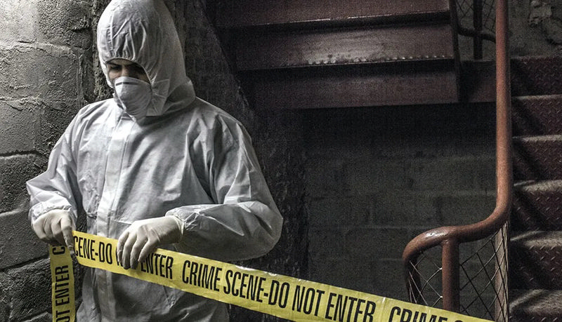 ماموری در صحنه جُرم با نوار زرد