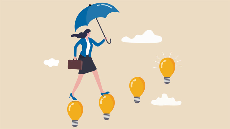 کارتونی از بالا رفتن کارمند زنی از روی لامپ‌ها