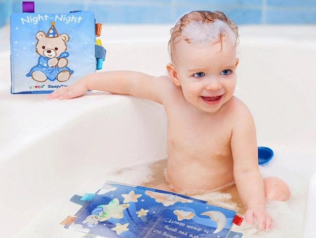 کودکی در حمام که با کتاب‌هایش بازی میکند