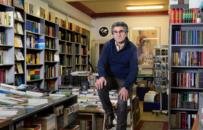 عباس معروفی نویسندهٔ کتاب سال بلوا و سمفونی مردگان