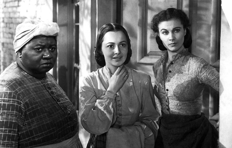 اسکارلت، ملانی و خدمتکاری سیاه‌پوست در نمایی از فیلم بربادرفته به صورت سیاه و سفید