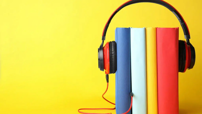 چند کتاب با هدفون و پس زمینهٔ زرد رنگ