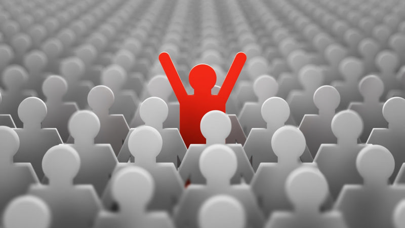 آدمکی قرمز میان آدمک‌های سفید