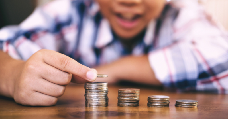 پسری که چندین سکه را بر روی هم می‌چیند