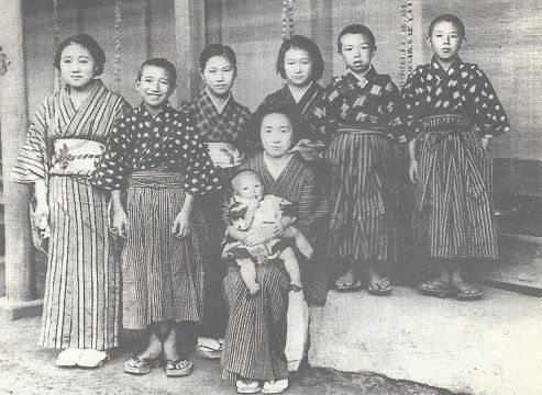 دازای دومین از دست چپ، در باغ خانهی خانوادگی