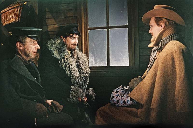 تصویر فیلم ابله زمانی که پرنس میشکین از سوئد به روسیه برمی‌گردد