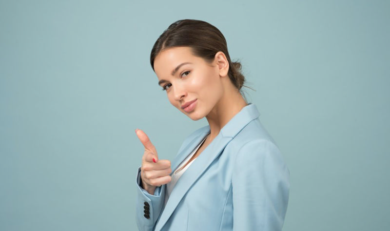 یک زن قوی و بااراده که انگشتش را به سمت دوربین گرفته است