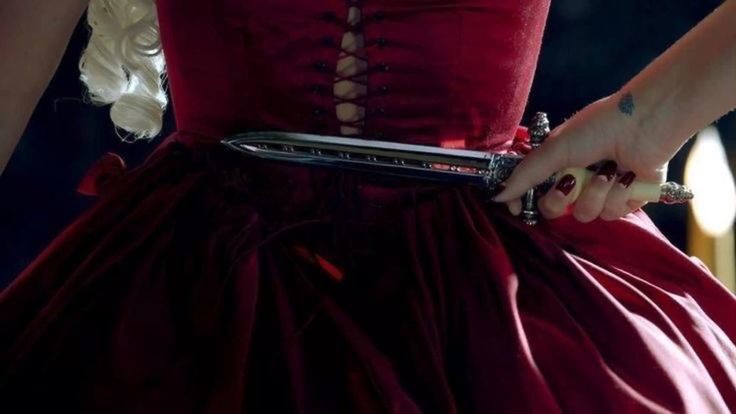 دختری که خنجری را پشت کمرش نگه داشته است