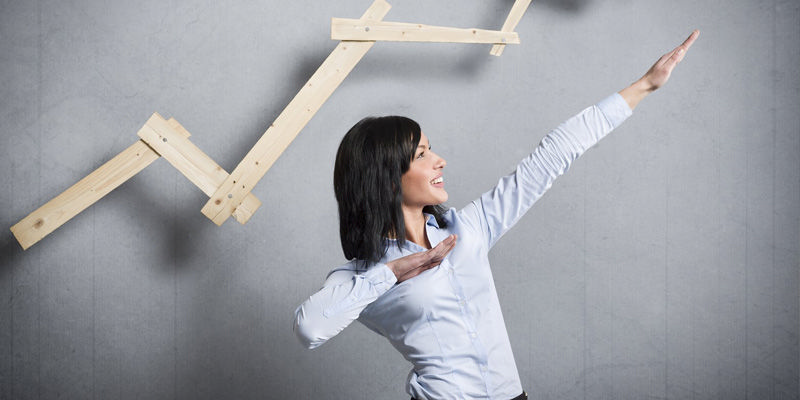 زنی که با لباس سفید دستش رو به سوی بالا گرفته و ترقی در کار را نشان میدهد