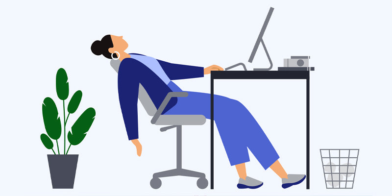 دختری که از کار زیاد روی صندلی خود مقابل کامپیوترش ولو شده است
