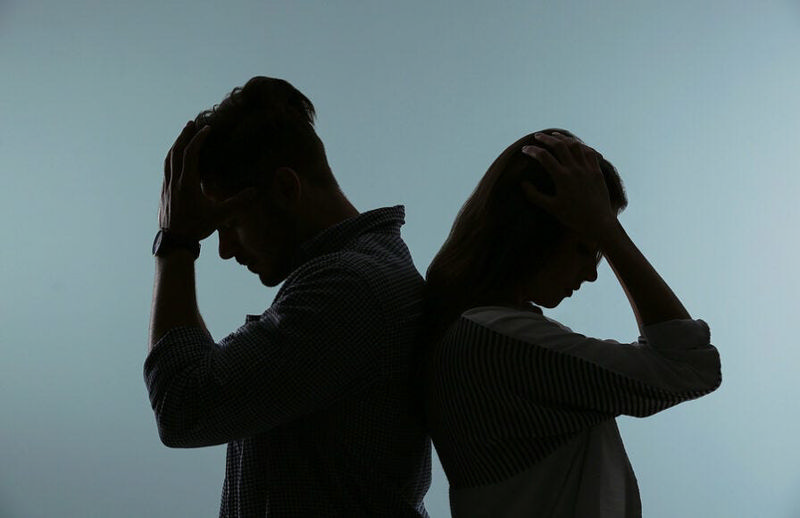 زوجی که پشت‌شان را بهم کرده‌اند