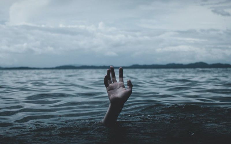 دستی که از آب بیرون زده است