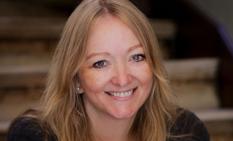 کارا هانتر، نویسندهٔ کتاب قتل در خانواده