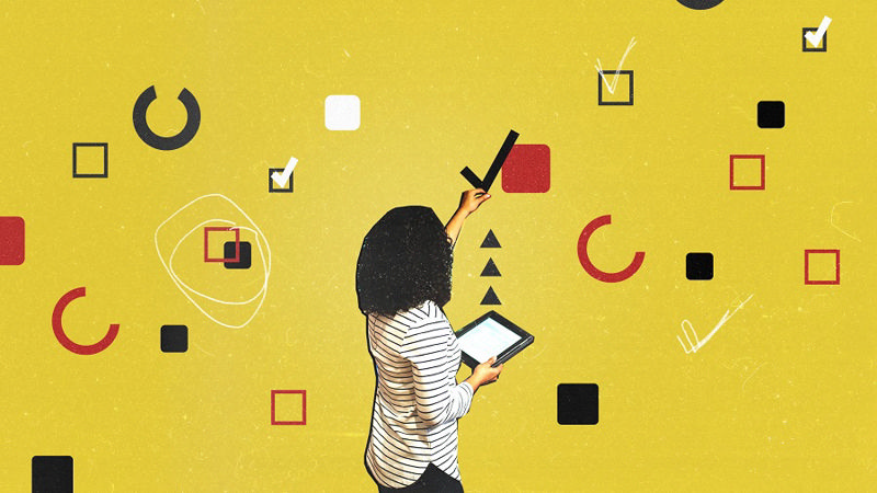 زنی که روی دیوار علامت تیک میگذارد و عادتی به زندگی‌اش اضافه کرده است