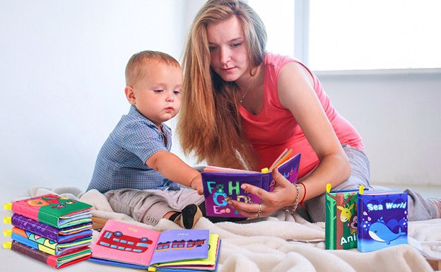 مادری که به فرزندش کتاب خواندن را یاد میدهد