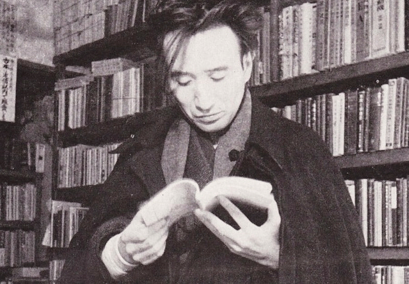 اوسامو دازای در حال خواندن کتاب