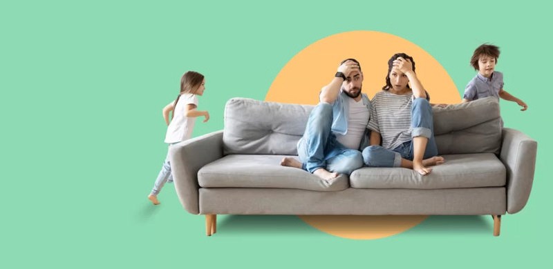 دو پدر و مادر که کلافه از سروصدای فرزندانشان روی کاناپه نشسته‌اند